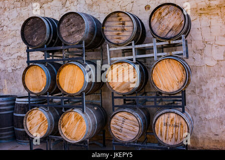 Weinfässer auf Weingütern in South Australia Stockfoto