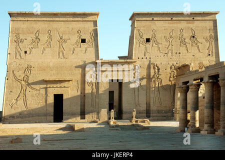 Ägypten, Assuan, Tempelanlage von Philae auf der Insel Agilkia, Großer Hof (dromos) vor dem Isis-Tempel, westlicher Säulengang des Dromos und westlich Stockfoto