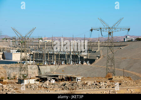 Aegypten, Assuan, Hochspannungsleitungen Und Umspannwerk am Assuan-Staudamm Stockfoto