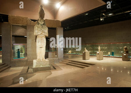 Aegypten, Assuan, Nubisches Museum, Statue von Ramses II. in der Haupthalle Stockfoto