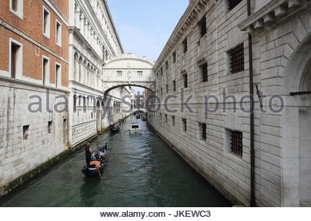 Gondols auf einem Kanal in Venedig Italien an einem schönen Morgen des Lichts Verkehr Stockfoto