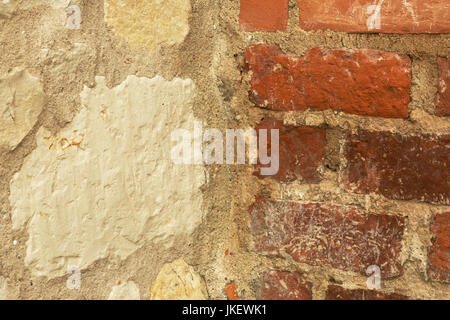 Alte Mauer machte von der Hälfte aus Stein und roten Ziegeln, die durch leichte Mörtel verbunden. Interessanten natürlichen Hintergrund und Textur. Horizontale. Stockfoto