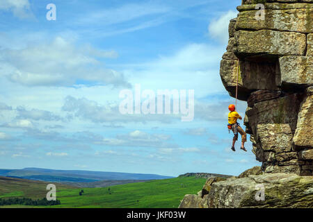 Kletterer auf Stanage Edge, Peak District National Park, Derbyshire Stockfoto