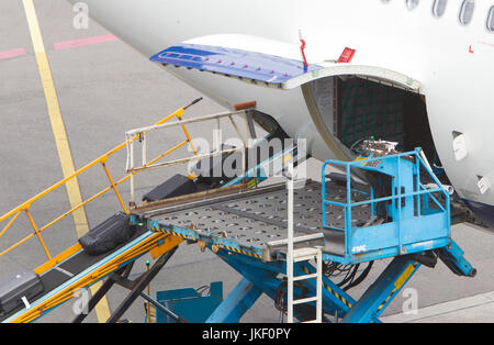 AMSTERDAM, Niederlande - 29. Juni 2017: Laden Gepäck im Flugzeug am Flughafen Amsterdam Schiphol, Niederlande am 29. Juni 2017. Schiphol ist die t Stockfoto