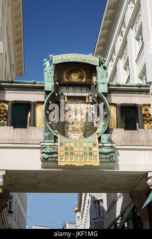 Ankeruhr (Ankeruhr, 1911) in Hoher Markt - berühmte astronomische Uhr in Wien, Österreich. Ankeruhr von Franz von Matsch gebaut und stellt ein typ Stockfoto