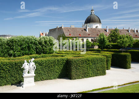 Das Fragment, das untere Belvedere schöne Garten und Blick auf die Kuppel der Kirche. Wien. Österreich Stockfoto