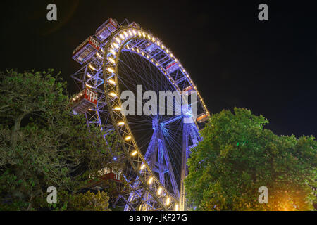 Beleuchtung-Riesenrad in der Nacht im berühmten Prater Vergnügungspark Themenpark, Vienna. Österreich Stockfoto