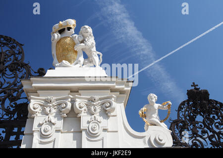 Löwe trägt die Wappen der Fürsten von Savoyen am Haupttor des Belvedere Palast Wien. Österreich Stockfoto