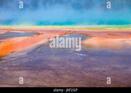 Eine Weitwinkelansicht Grand Bildobjekte Feder mit geschwollenen Wolken overhead im Yellowstone-Nationalpark, Wyoming. Stockfoto