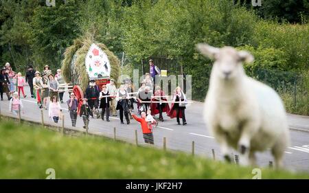 Menschen nehmen an den Ansturm Wagen Prozession während des Rushbearing-Festivals stammt aus dem 10. Jahrhundert n. Chr. in Littleborough nahe Manchester. Stockfoto
