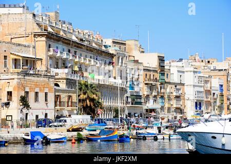 Blick auf Senglea Wasser mit traditionellen maltesischen Dghajsa Wasser Taxi-Boote vertäut im Hafen, Vittoriosa, Malta, Europa. Stockfoto