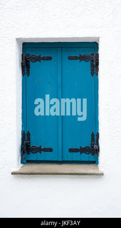 Hölzerne blauen Verschluss inmitten einer weißen Wand geschlossen Stockfoto