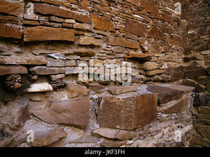 Sandstein-Mauerwerk des Ungarisch-Pavi-Anasazi-Pueblo im Chaco Canyon in New Mexico Reste der Vigas (grob behauene Holz unterstützt für Boden oder decken. Stockfoto