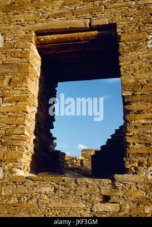 Ansicht Süd, von außen am Fenster in der Rückwand des Chetro Ketl Pueblo, Chaco Canyon in New Mexico hinten (Norden) Wand ist fast 500 Fuß lang Stockfoto