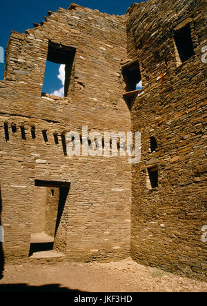 Ecke der Räume in der südöstlichen Roomblock des Pueblo Bonito Anasazi großes Haus, Chaco Canyon, New Mexico, USA; Vigas, Türen und Fenster. Stockfoto