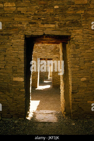 Pueblo Bonito mehrstöckigen Anasazi großes Haus, Chaco Canyon, New Mexico, USA; rechteckige Türen im Erdgeschoss von der Süd-Ost-Zimmer-Block. Stockfoto