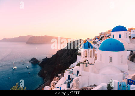 Griechenland, Santorini, Oia, mit Blick auf Caldera und griechisch-orthodoxen Kirche bei Sonnenuntergang Stockfoto