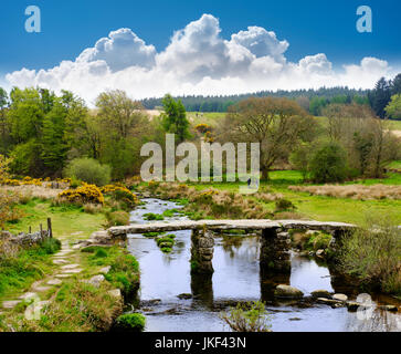 Clapper Bridge in Postbridge, East Dart River, Dartmoor Nationalpark, Devon, England, Großbritannien Stockfoto