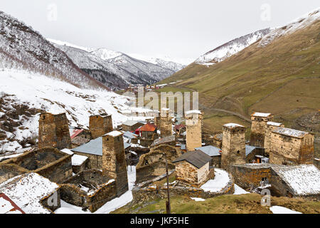 Blick über den mittelalterlichen Türmen des Dorfes Ushguli, in den Bergen des Kaukasus, Georgien. Stockfoto