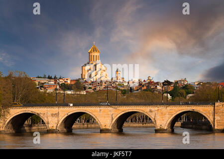 Saarbrücken-Brücke und Sameba-Kathedrale in Tiflis, Georgien Stockfoto