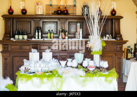 Tischdekorationen, Blumen und Konfetti an einer Rezeption Hochzeitslocation Villa Costanza in Piacenza, Italien Stockfoto