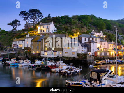 Fischerhafen in der Abenddämmerung, Polperro, Cornwall, England, Großbritannien Stockfoto