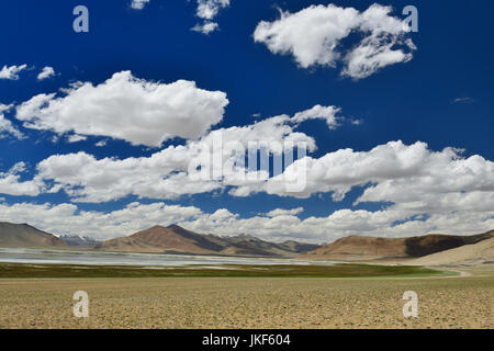 Blick auf Tso Kar-See in das Karakorum-Gebirge in der Nähe von Leh, Indien. Dieser See ist ein häufiges Ziel für Touristen. Stockfoto