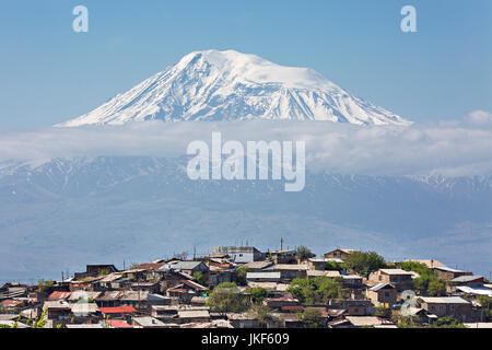 Alte Häuser mit Berg Ararat im Hintergrund, in Yerevan, Armenien. Stockfoto