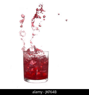 Roten fruchtigen Drink. Sommer-Erfrischung. Isoliert auf weiss. Stockfoto