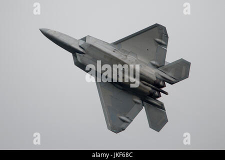 Eine amerikanische Lockheed Martin F-22 Raptor zeigte eine große Anzeige auf der Luftfahrtmesse RIAT 2017 Stockfoto