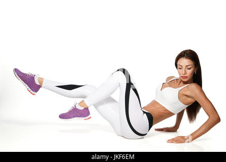 Frau Ausübung Abdominal-Push Ups Haltung isoliert auf weiss Stockfoto