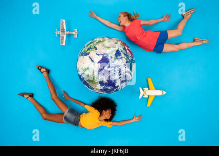 Zwei Frauen und Flugzeuge sind rund um den Globus fliegen Stockfoto