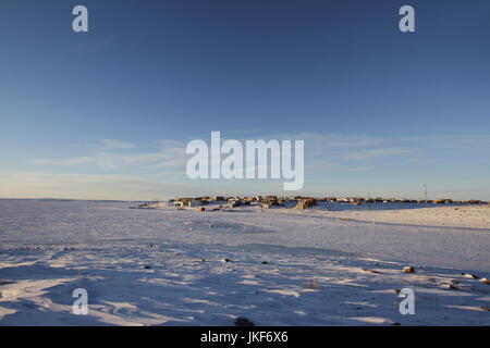 Panoramablick auf einen nördlichen und arktischen Gemeinschaft, Cambridge Bay, Nunavut, mit Schnee auf dem Boden Stockfoto