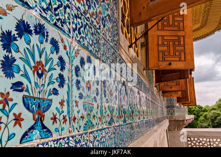 Fliesen Sie-Dekoration im Abschnitt Harem des Topkapi-Palastes in Istanbul, Türkei. Stockfoto