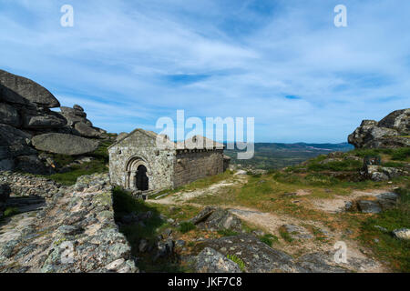 Die romanische Kapelle von São Miguel (Capela de São Miguel) am Rande des mittelalterlichen Dorfes von Monsanto in Portugal Stockfoto