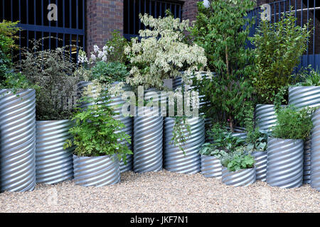 Luft Qualitätspflanzen wachsen in Metallbehältern in Studio Xmlp pop-up-Garten in der Nähe von Barbican Estate in Moorgate Stadt von London UK KATHY DEWITT Stockfoto