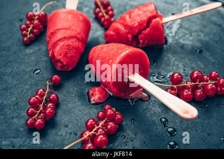 Hausgemachte Johannisbeere Eis am Stiel auf schwarz Stockfoto