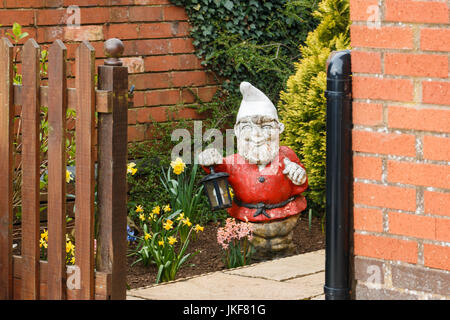 Traditionellen Garten Gnome Zwerg in einem englischen Landhaus-UK Stockfoto