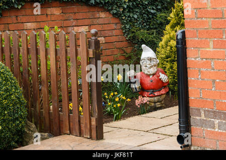 Traditionellen Garten Gnome Zwerg in einem englischen Landhaus-UK Stockfoto