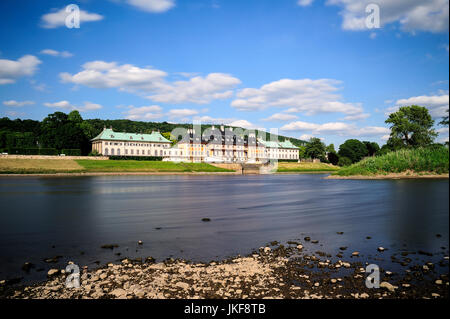 Europa, Deutschland, Sachsen, Dresden, Schloss Pillnitz, Panorama des Wasserpalais an der Elbe Stockfoto