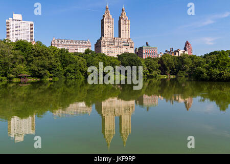 Spiegelungen im Wasser im Central Park, New York City, USA. Stockfoto