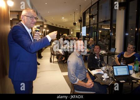 Paris, Frankreich, IAS Meeting, Weltgesundheitsorganisation DER WHO, führt HIV-Prävention Prep Implementierungstool ein, das Präsentationen, Männer sprechen, Geschäftsleute arbeiten Stockfoto