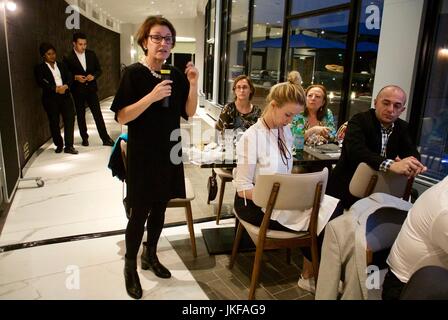 Paris, Frankreich, Group People, IAS Meeting, WHO Weltgesundheitsorganisation führt PREP AIDS Prevention Implementation Tool ein, Geschäftsleute arbeiten, Frauen sprechen Stockfoto