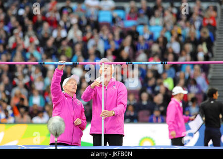 London, UK. 22. Juli 2017. Beamten sorgfältig messen die Höhe des Balkens, während die Männer Hochsprung T42 Finales bei den Para Leichtathletik-Weltmeisterschaft in London Stadium, Queen Elizabeth Olympic Park. Bildnachweis: Michael Preston/Alamy Live-Nachrichten Stockfoto