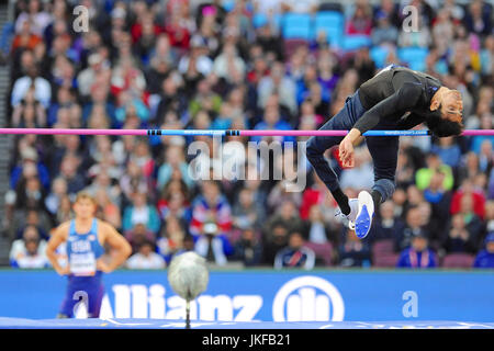 London, UK. 22. Juli 2017. Sharad Kumar (IND) Versuch, die Bar klar, wie er die Männer Hochsprung T42 Finale bei der WM Para Leichtathletik im Stadion London, Queen Elizabeth Olympic Park springt.  Der Athlet beobachtete ihn im Hintergrund den Sprung zu machen ist Sam Crewe (USA).   Kumar gewann die Silbermedaille im Wettbewerb mit einem Sprung bis zu einer Höhe von 1,84 m, eine neue persönliche Bestleistung. Bildnachweis: Michael Preston/Alamy Live-Nachrichten Stockfoto