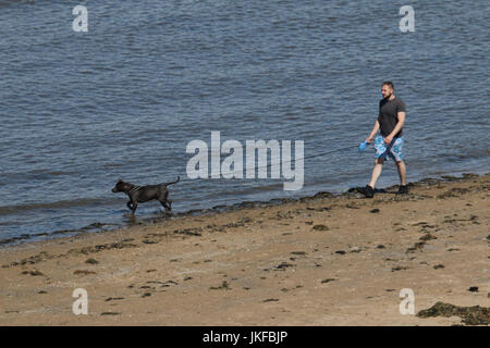 Morecambe, Lancashire, UK. 23. Juli 2017. Dogwalker genießen der Sonne heute Morgen im Norden Englands mit blauem Himmel und weißen Wolken über Morecambe Bay Credit: David Billinge/Alamy Live News Stockfoto