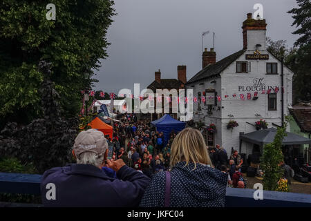 Upton auf Severn, UK. 22. Juli 2017. Ein paar pause auf der Upton-Brücke, ein Bild mit einem Handy zu nehmen, wie Massen die Straßen im riverside Stadium während des jährlichen Upton auf Severn Blues Festival am 22. Juli 2017 füllen. Tausende von Menschen versammeln sich in der malerischen Fluss Stadt in Worcestershire für das Festwochenende mit einer Vielzahl von Blues-Musiker. Bildnachweis: Jim Holz/Alamy Live-Nachrichten Stockfoto