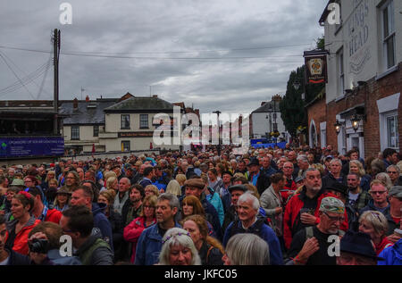 Upton auf Severn, UK. 22. Juli 2017. Menschenmengen füllen die Straßen im riverside Stadium während des jährlichen Upton auf Severn Blues Festival am 22. Juli 2017. Tausende von Menschen versammeln sich in der malerischen Fluss Stadt in Worcestershire für das Festwochenende mit einer Vielzahl von Blues-Musiker. Bildnachweis: Jim Holz/Alamy Live-Nachrichten Stockfoto