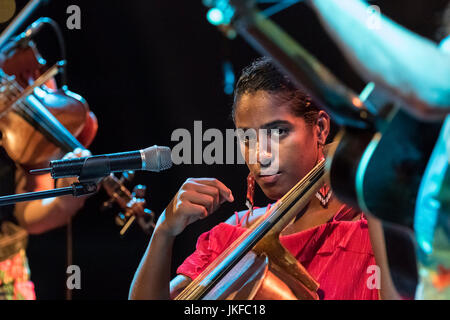 Cartagena, Spanien. 22. Juli 2017. US-amerikanische Sängerin, Leyla McCalla während ihres Konzertes in La Mar de Músicas Festival. © ABEL F. ROS/Alamy Live-Nachrichten Stockfoto