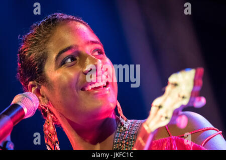 Cartagena, Spanien. 22. Juli 2017. US-amerikanische Sängerin, Leyla McCalla während ihres Konzertes in La Mar de Músicas Festival. © ABEL F. ROS/Alamy Live-Nachrichten Stockfoto